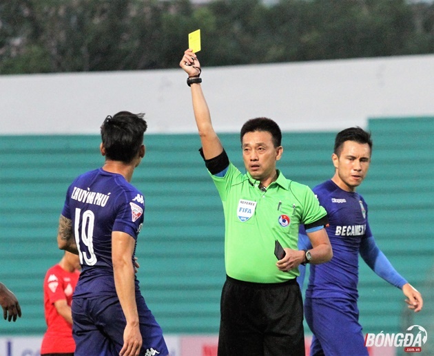 Trọng tài Việt phá luật FIFA!