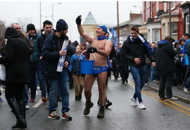 Fan Everton 'cởi tất' trước SVĐ chờ tiếp đón Man City