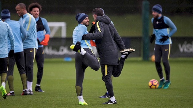 Sao Man City đội mưa rét, sẵn sàng chiến Everton