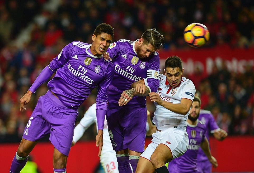 Ramos phản lưới nhà, Real đứt mạch bất bại trong ngày tái đấu Sevilla
