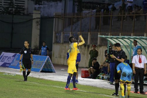 Án phạt kỷ lục V-League: Thầy lỡ miệng, trò lĩnh đủ