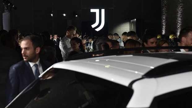 Dàn sao Juventus lung linh ra mắt logo 'thảm họa'