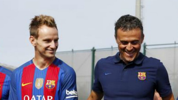Ivan Rakitic phủ nhận tin đồn lục đục, 'nguyện chết' vì Luis Enrique