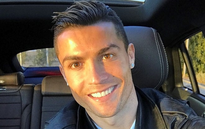 Ronaldo cười tươi quên đi thất bại