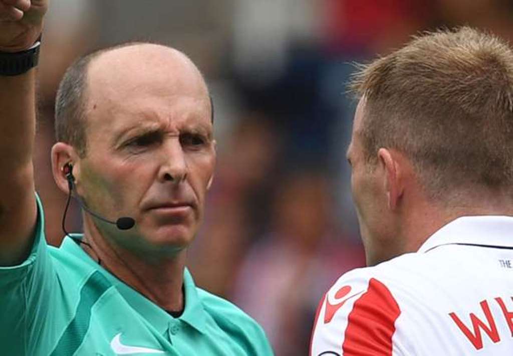 Ảnh bài viết FA đẩy trọng tài thiên vị Man United xuống Championship