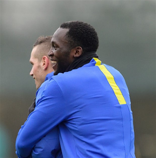 Schneiderlin 'thả thính' với Lukaku ngay trên sân tập