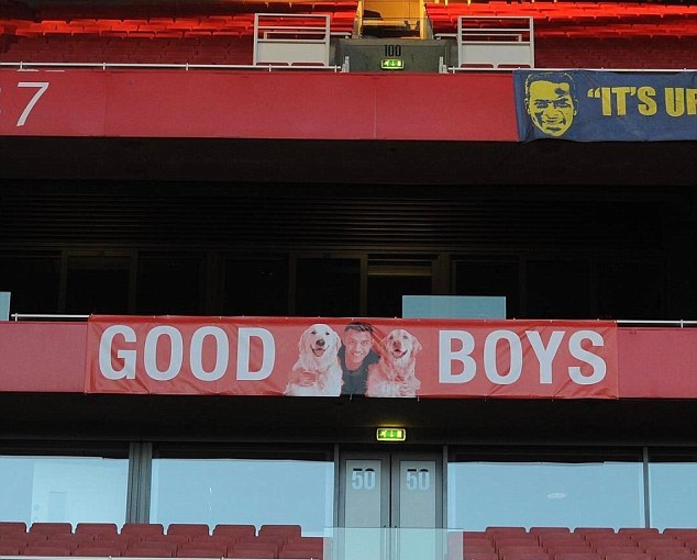 Arsenal dùng 2 chú chó để giữ chân Alexis Sanchez