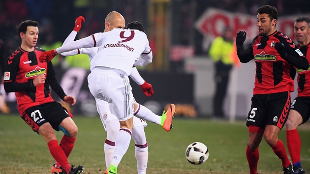 Ảnh bài viết Chùm ảnh: Lewandowski lập siêu phẩm, Bayern nhọc nhằn thắng Freiburg