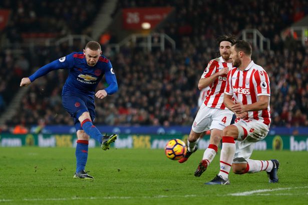 Mata hoá tội đồ, Rooney lập siêu phẩm, M.U giật 1 điểm rời Britannia