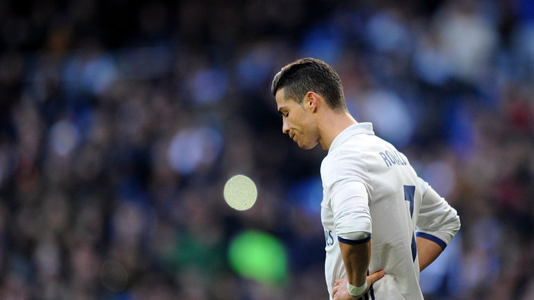 Ronaldo tiếp tục bị la ó, Zidane lo lắng