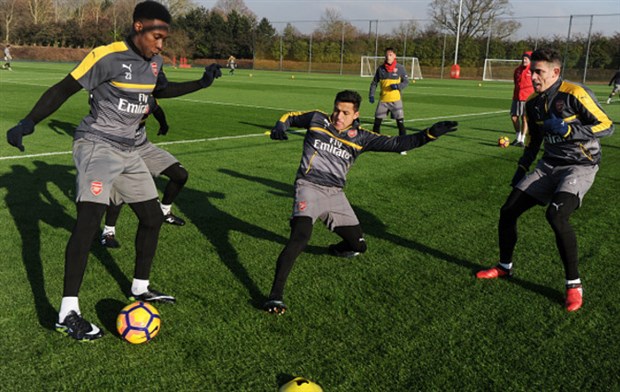 Sanchez tả xung, hữu đột trên sân tập của Arsenal
