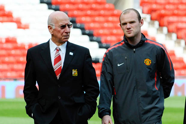 Ảnh bài viết Sir Bobby Charlton thấy buồn khi bị Rooney vượt mặt