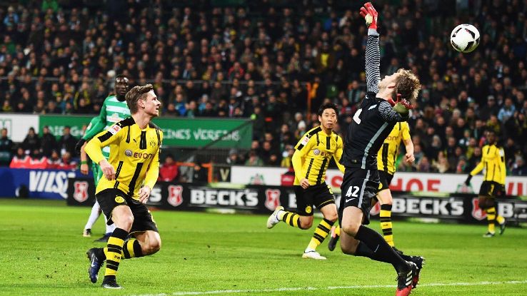 Thắng chật vật 10 người Bremen, Tuchel khó chịu ra mặt