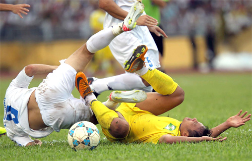 Đến bao giờ V-League sẽ hết bạo lực?