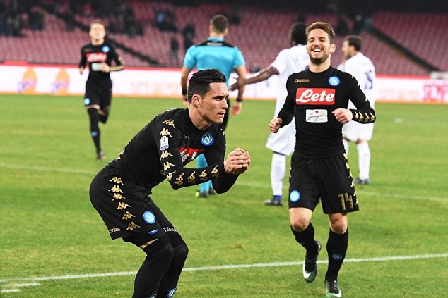 Callejon lập công, Napoli nhọc nhằn bước vào vòng bán kết