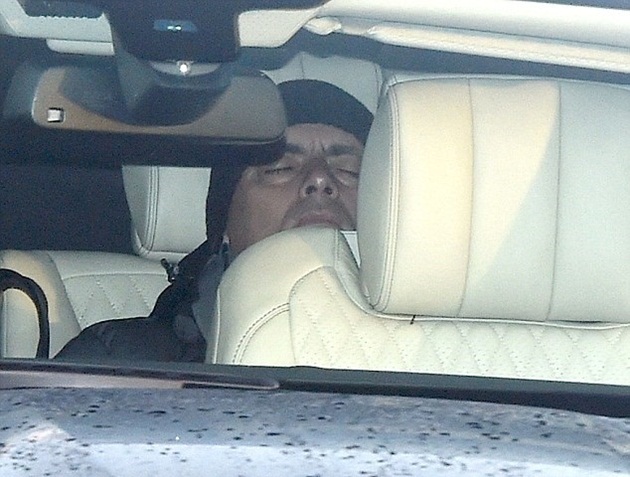 Ảnh bài viết Mourinho ngủ gật trên đường đến sân tập