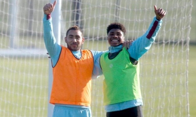 Payet cười đùa vô tư dù bị xuống tập với đội U23
