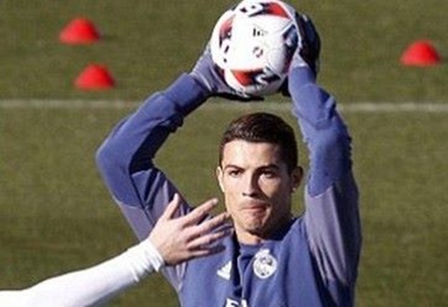 Ronaldo cùng đồng đội chơi bóng ném trước tứ kết Cúp nhà vua