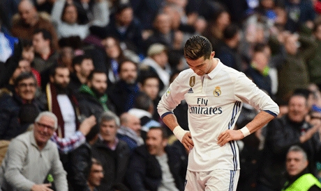 Ronaldo phải về nhà bằng xe cứu thương