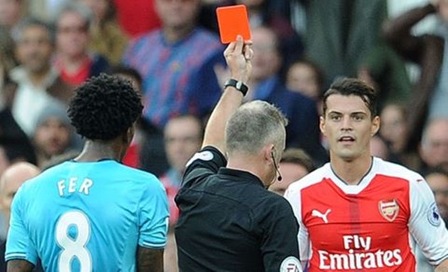 Ảnh bài viết Vừa tạo bê bối thẻ đỏ, Xhaka lại chửi nhân viên sân bay