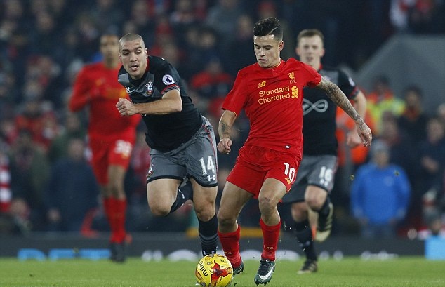 Carragher sợ Coutinho "nối gót" Suarez rời Liverpool