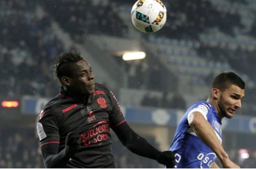 Cổ động viên phân biệt chủng tộc với Balotelli chịu án phạt