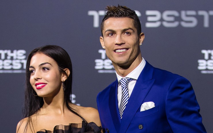 Điểm tin hậu trường 26/01: CR7 lên lịch "đeo gông vào cổ"; Cựu Quỷ đỏ bất ngờ hủy hôn vào phút chót