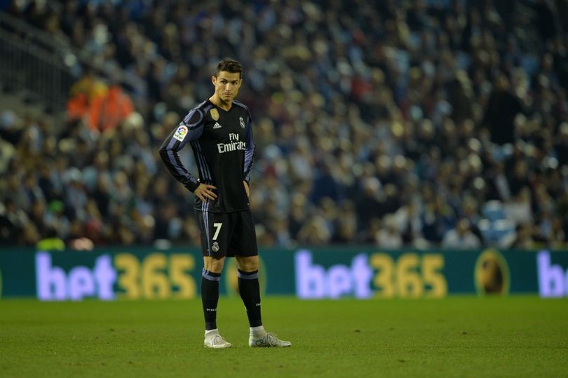 Ronaldo lập siêu phẩm, Real vẫn phải dừng chân ở Tứ kết Cúp Nhà vua