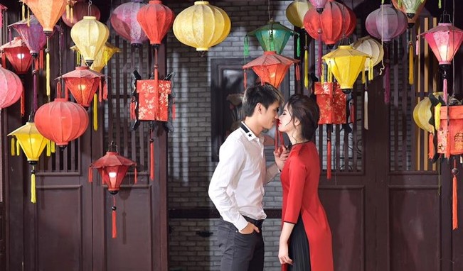 Trung vệ ĐTVN đón xuân bên bạn gái dễ thương