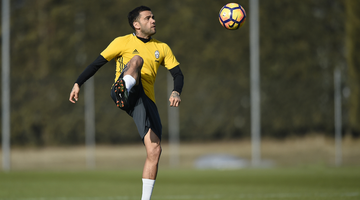 Mặc đại gia Trung Quốc lôi kéo, Alves vẫn miệt mài luyện tập cùng Juventus