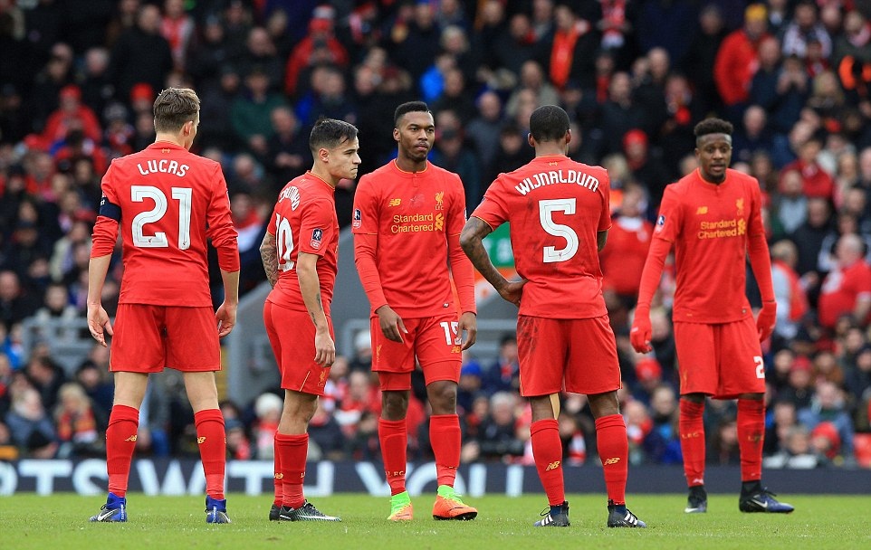 Chùm ảnh: Liverpool cúi mặt ngay tại Anfield trước Bầy sói