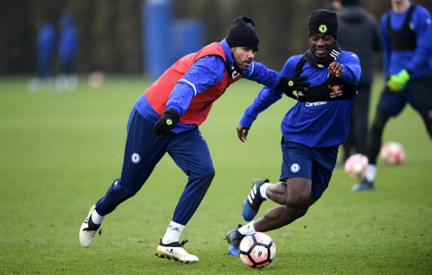 Diego Costa đá như 'máy quét' trên sân tập của Chelsea 