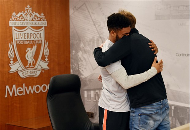 Sao trẻ Liverpool bật khóc khi nhận bản hợp đồng mới