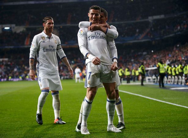 Thắng dễ Sociedad, Real cho Barca ngửi khói trong cuộc đua vô địch