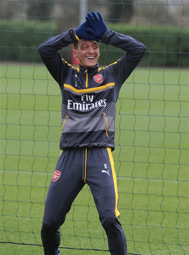 Chùm ảnh: Sao Arsenal thay nhau khoe dáng bá đạo trên sân tập