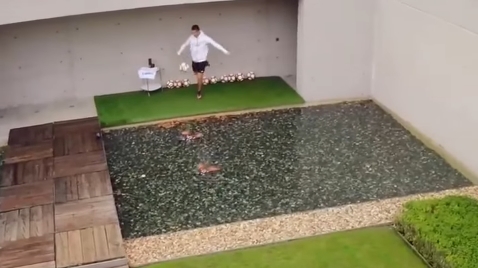 Ronaldo trổ tài sút rụng flycam