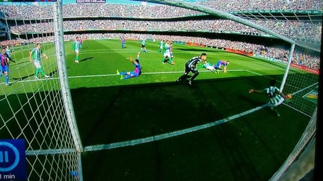 Trọng tài không sai sót, Real 'hít khói' Barca 9 điểm