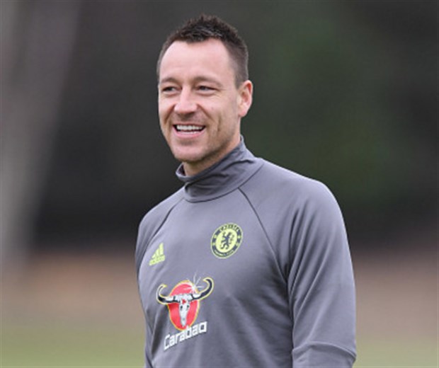 Tuyên bố 'vô dụng', nhưng Terry vẫn vui vẻ tập luyện cùng Chelsea
