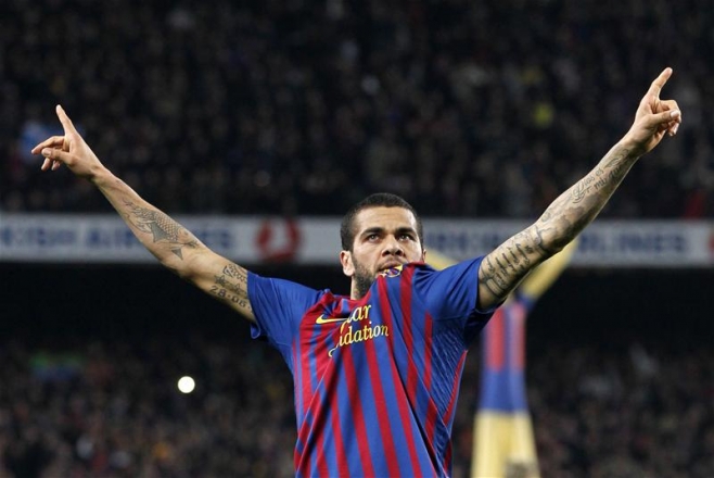 Ảnh bài viết Góc siêu phẩm: Alves nã đại pháo vào lưới Real Madrid