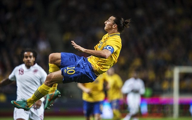 Ảnh bài viết Góc siêu phẩm: Ibrahimovic biến hàng thủ tuyển Anh thành khán giả
