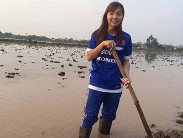 Nữ tuyển thủ ra đồng làm ruộng ngày đầu năm