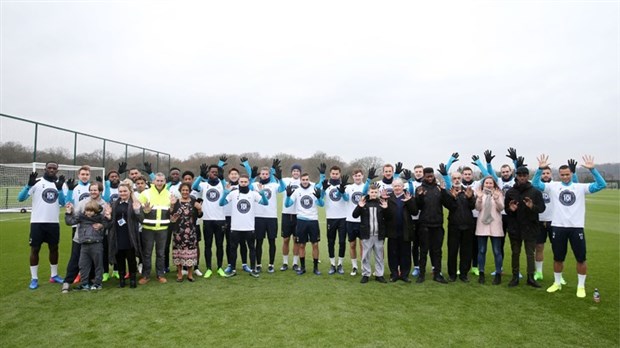 Chùm ảnh: Loạt sao Tottenham khoe áo mới đặc biệt trên sân tập