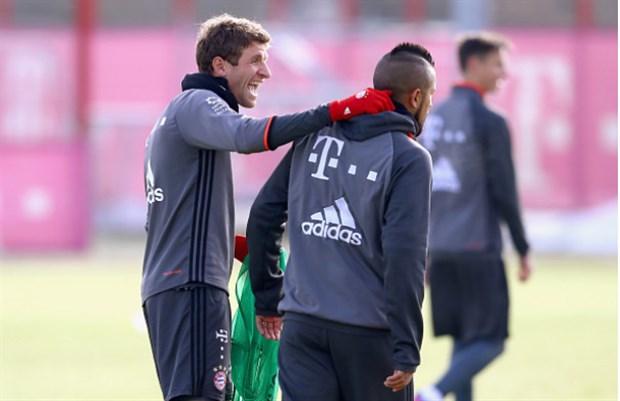 Chùm ảnh: Muller túm cổ, quát mắng Vidal trên sân tập