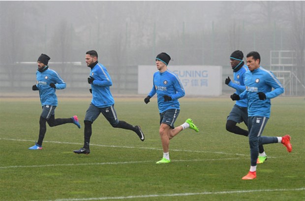 Mặt trời còn chưa lên, Inter đã ra sân tập luyện vì Juventus