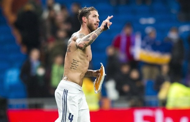 Ramos đổi áo với CĐV để lấy túi thịt lợn