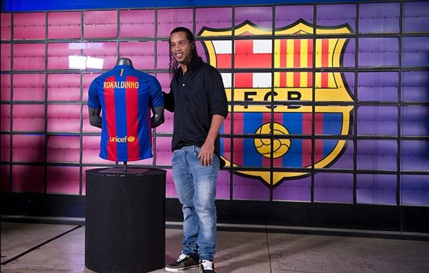 Chùm ảnh: Ronaldinho CHÍNH THỨC khoác lại chiếc áo của Barcelona