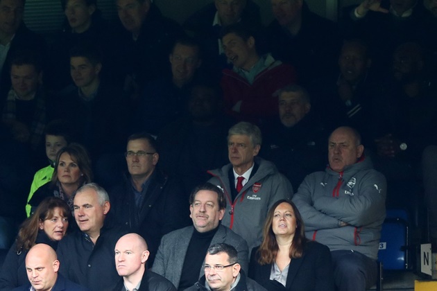 Ảnh bài viết Chùm ảnh trên khán đài Stamford Bridge: Wenger thất thần, CĐV giận dữ, Abramovich hớn hở