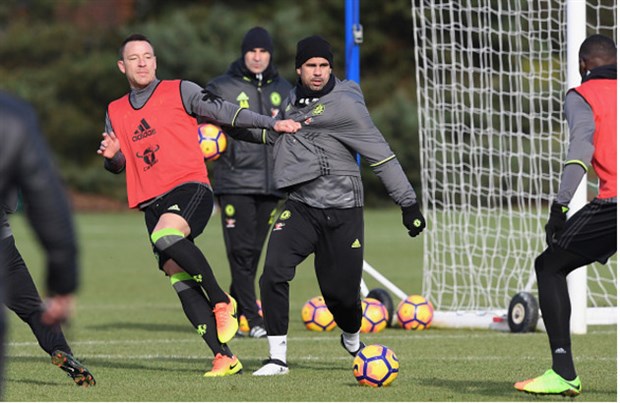 Costa cân cả Terry lẫn Zouma trên sân tập