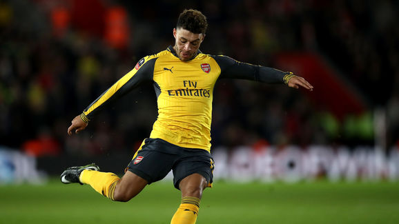 Ảnh bài viết Khủng hoảng lực lượng, Wenger kéo Chamberlain vào đá trung tâm