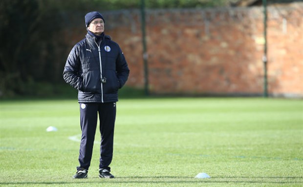 Leicester sắp rơi vào vùng nguy hiểm, Ranieri thất thần trên sân tập
